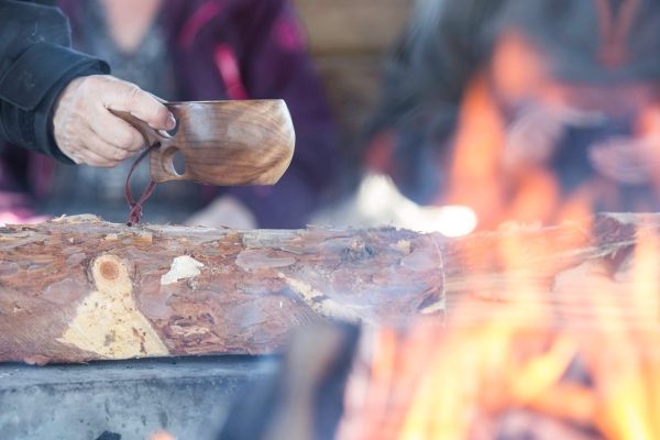 Kuksa bij een kampvuur in Zweeds Lapland