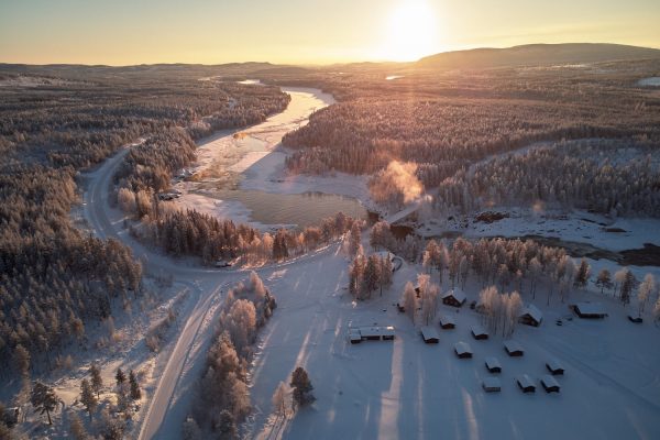 Luchtfoto van Jockfall in Zweeds Lapland met zonsondergang