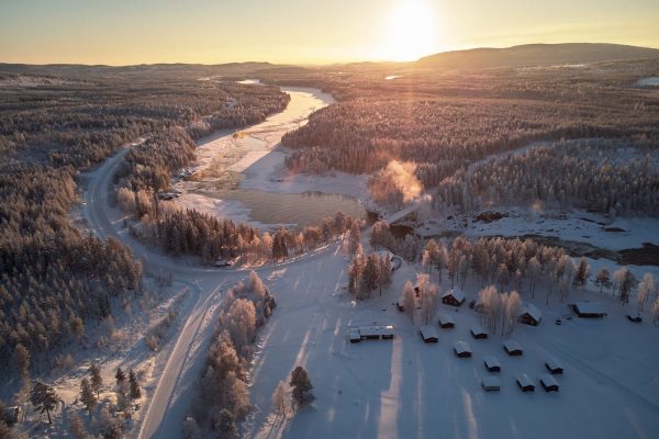Luchtfoto van Jockfall in Zweeds Lapland met zonsondergang