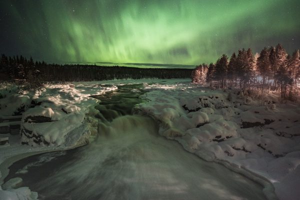 Noorderlicht boven Kalix rivier in Zweeds Lapland