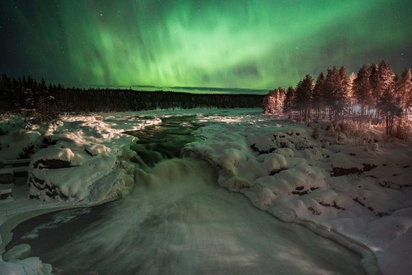 Noorderlicht boven Kalix rivier in Zweeds Lapland