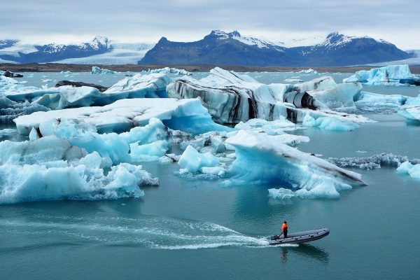 Bootje vaart door Jokulsarlon ijsbergenmeer in IJsland