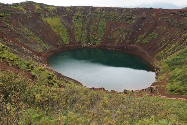 Kerid krater met mensen op IJsland