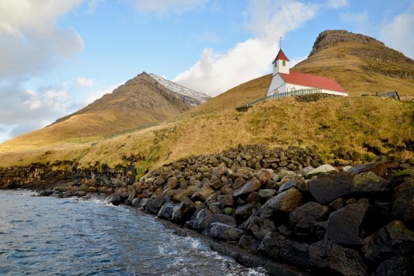 Wit kerkje aan de kust van het eiland Kunoy, Faeröer eilanden