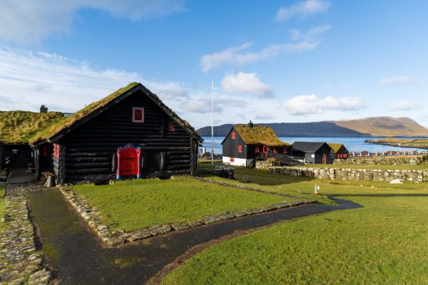 Zwarte huisjes in het dorp Kirkjubøur op de Faeröer eilanden