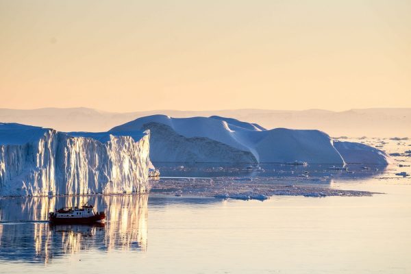 Boot vaart door het IJsfjord bij Ilulissat in Groenland