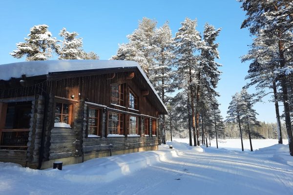 Hoofdgebouw van Himmerki Lodge, Fins Lapland