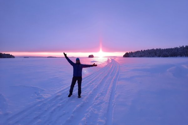 Vrouw bij zonsondergang Kitka meer, Himmerki, Lapland