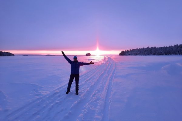 Vrouw bij zonsondergang Kitka meer, Himmerki, Lapland