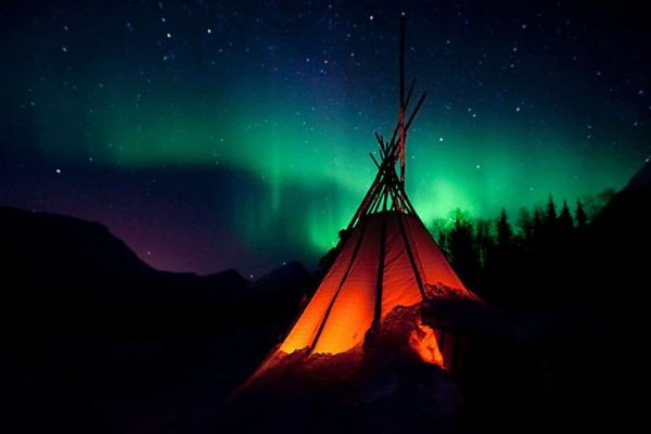Noorderlicht boven een lavvu (tent)