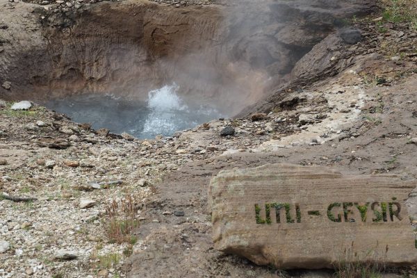 Litli geysir borrelend potje bij Gouden Cirkel op IJsland