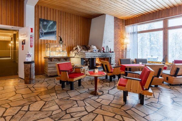 Lobby en bar van Hotel Metsahirvas in Fins Lapland
