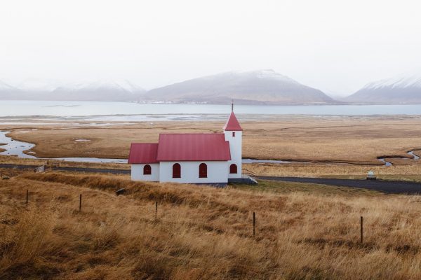Myrarkirkja kerkje op de Westfjorden op IJsland