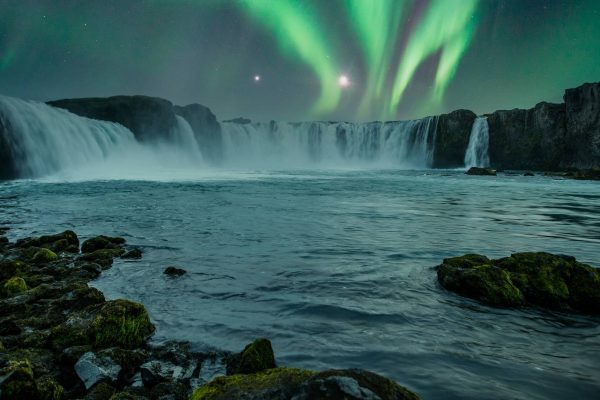 Noorderlicht boven Godafoss waterval op IJsland