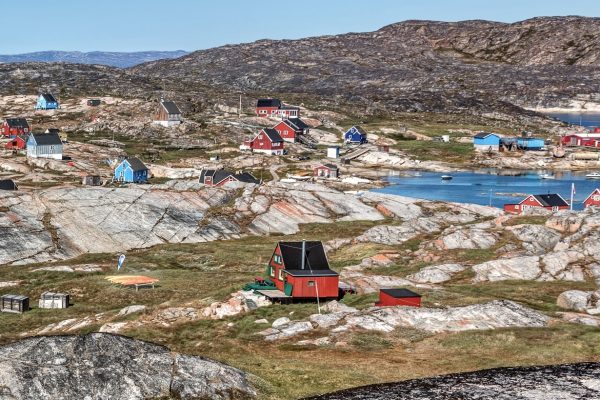 Luchftoto van het dorpje Oqaatsut, Diskobaai, Groenland