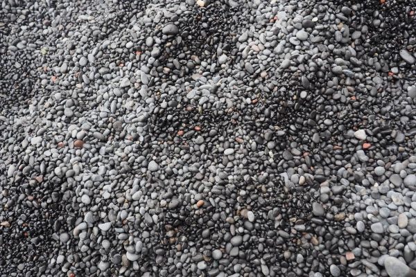 Zwart zand op het strand van Reynisfjara op IJsland
