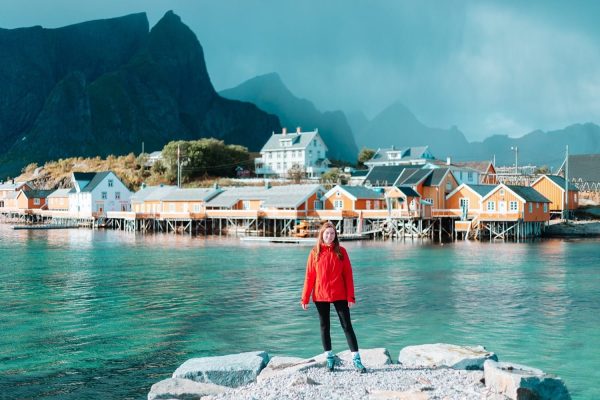 Vrouw bij Sakrisoy op de Lofoten, Noorwegen
