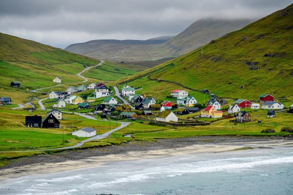Luchtfoto van een dorp op het eiland Sandoy, Faeröer eilanden