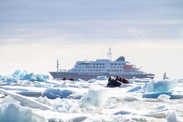 Het schip Hondius van Oceanwide Expeditions vaart tussen de ijsbergen bij Spitsbergen
