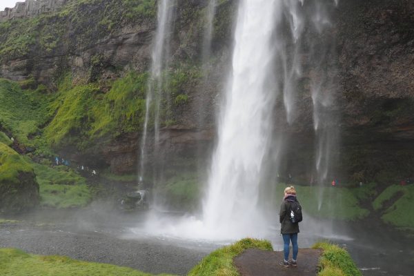 Seljalandsfoss met vrouw op voorgrond IJsland