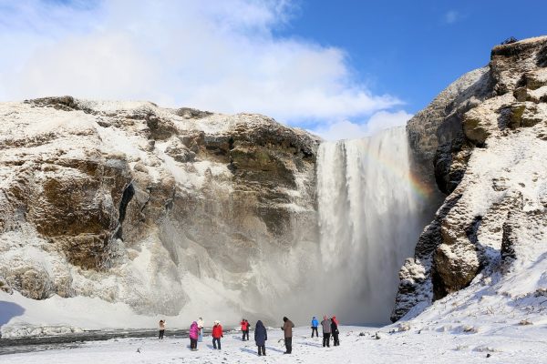Skogafoss waterval op IJsland in het besneeuwde landschap