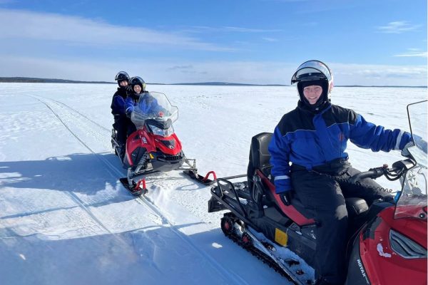 Sneeuwscooters op een meer in Fins Lapland