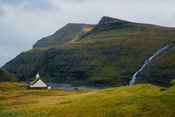 Kerkje van het dorpje Saksun met berg op de achtergrond op het eiland Streymoy, Faeröer eilanden