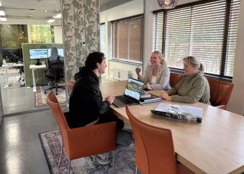 Medewerkers Senja in overleg met elkaar.