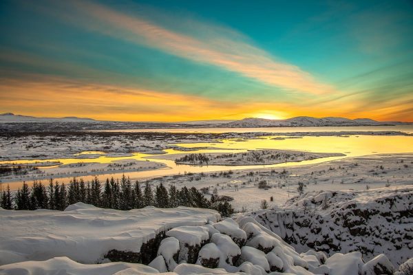 Luchtfoto van zonsopkomst boven besneeuwd Thingvellir National Park, Golden Circle IJsland