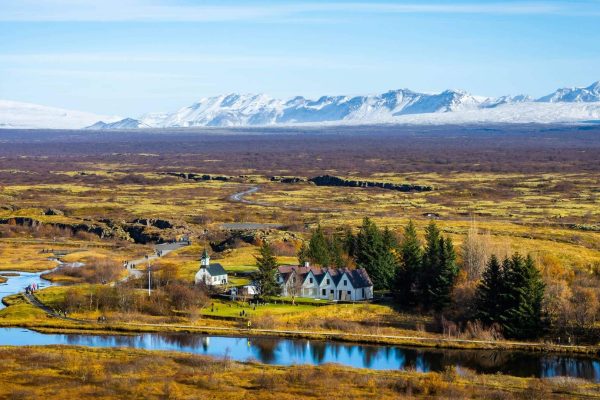 Thingvellir kerkje, huizen en vallei op IJsland
