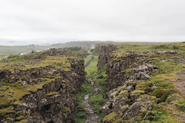 Thingvellir kloof met wandelaar msitig weer op IJsland