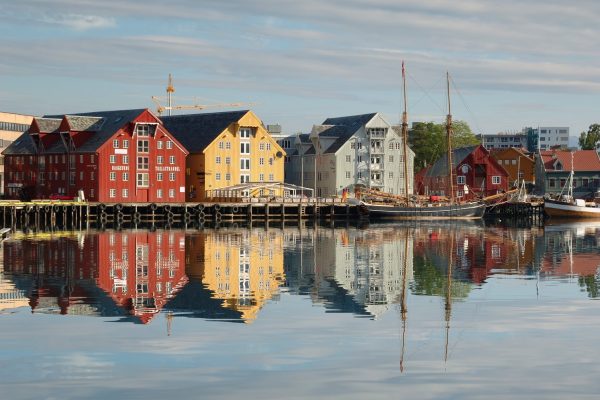 Houten gekleurde gebouwen aan de haven van Tromsø