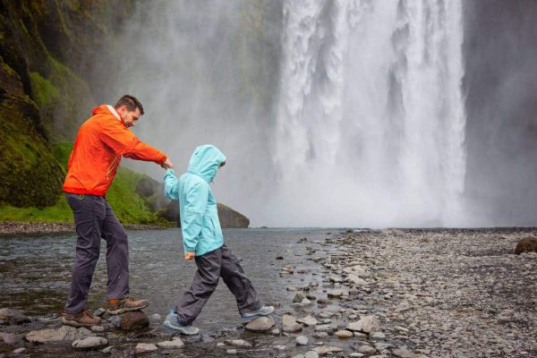 Vader en kind bij Skogafoss waterval