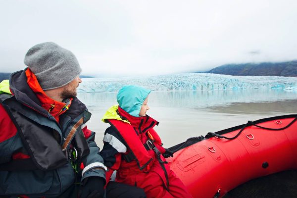 Ouder en kind in zodiac, ijsbergenmeer, IJsland
