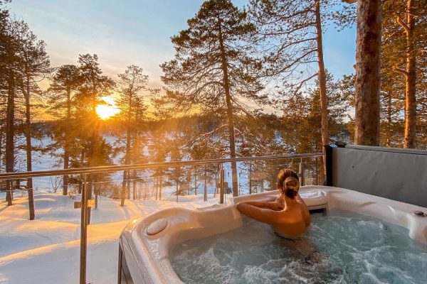 Nangu jacuzzi met zicht op sneeuw landschap