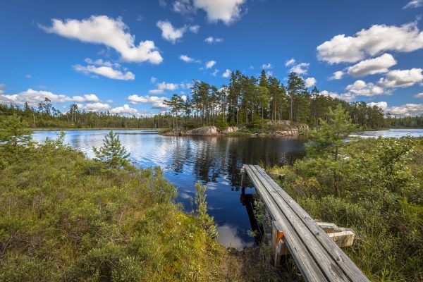 Smalle steiger bij meer Glaskogen in Zweden.