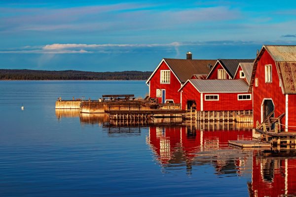 Rode huizen aan de kust van Höga, Zweden