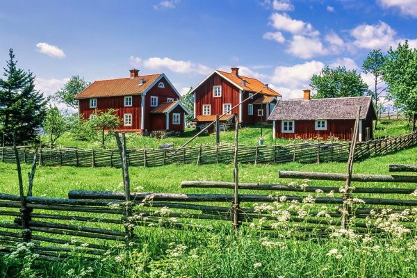 Rode huisjes op het platteland in Smaland, Zweden,